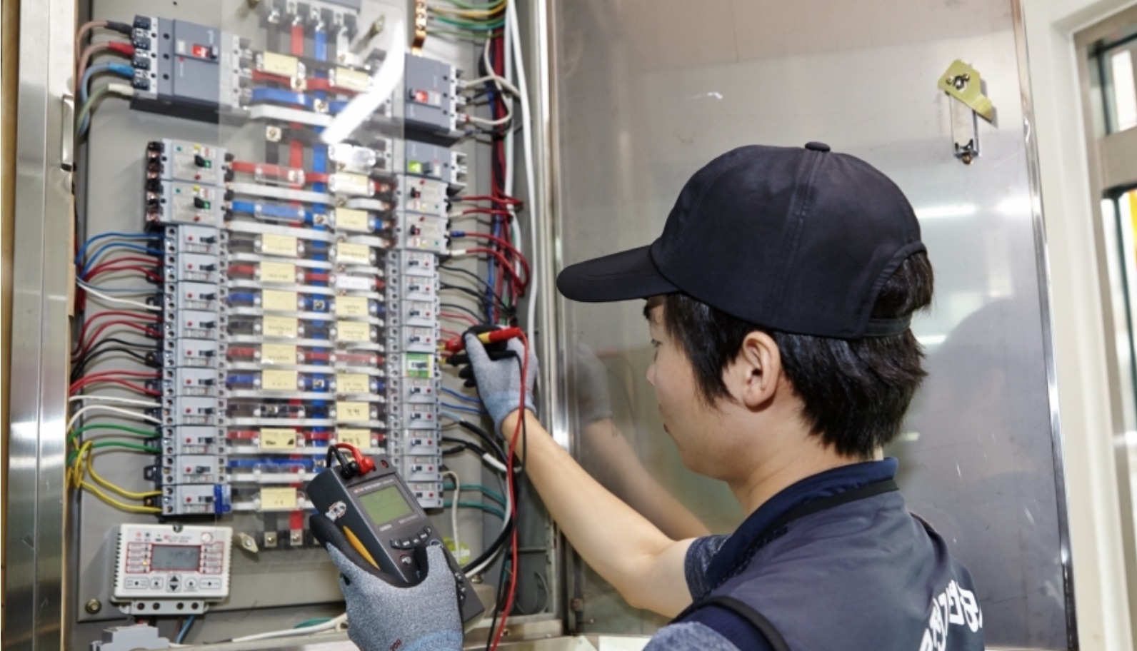 전기공사 전문가가 분전반을 점검하는 모습